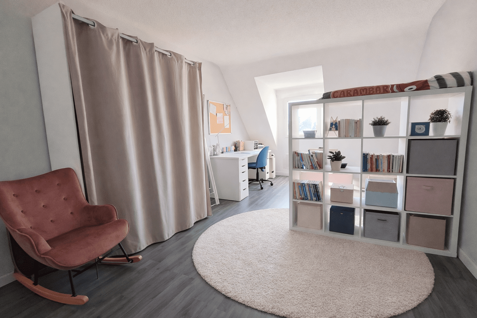 Chambre d’atelier lumineuse et organisée