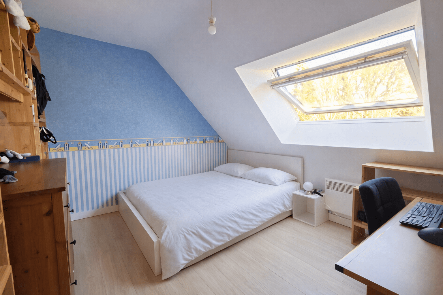 Chambre lumineuse avec fenêtre de toit