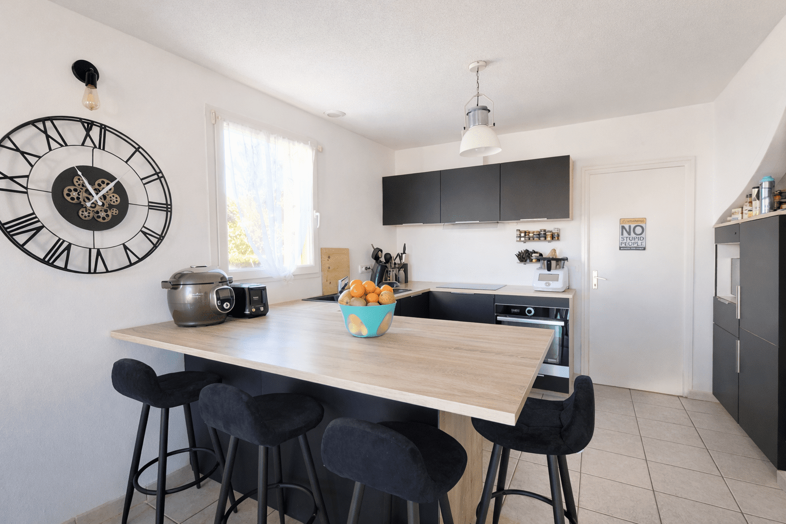 Cuisine moderne lumineuse et accueillante