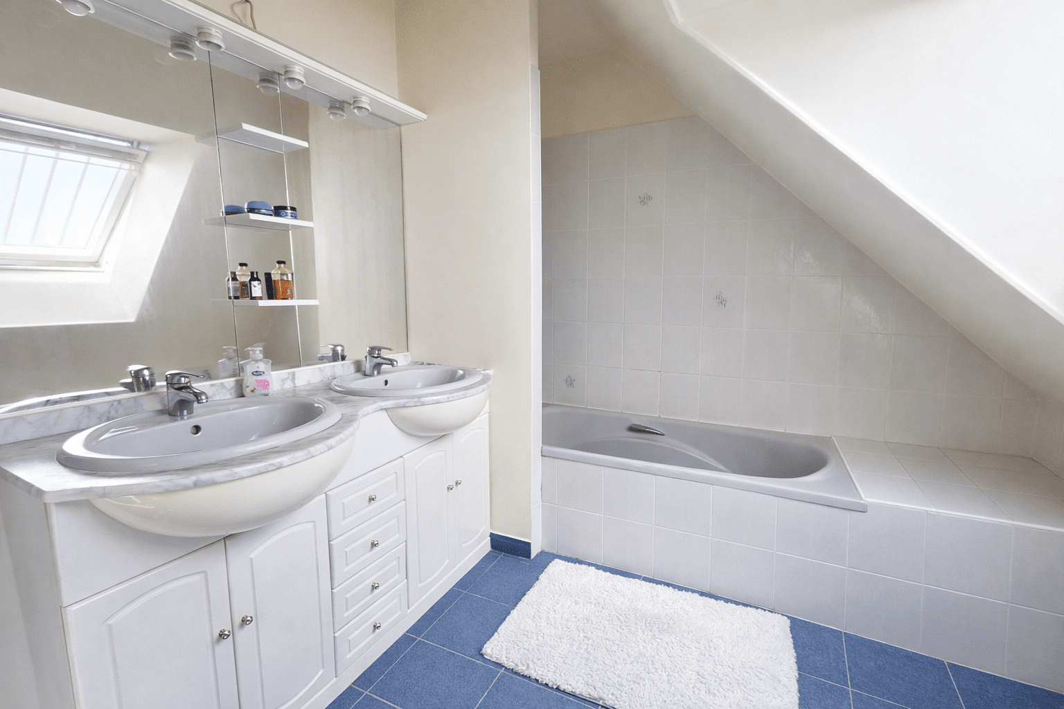 Salle de bain en lumière naturelle