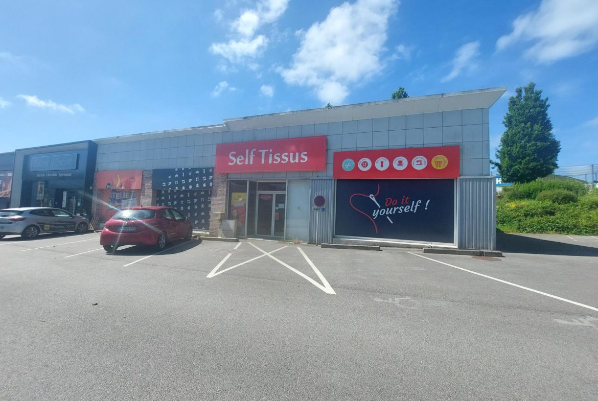 A LOUER – LOCAL COMMERCIAL – 300 m² – LORIENT ZONE COMMERCIALE