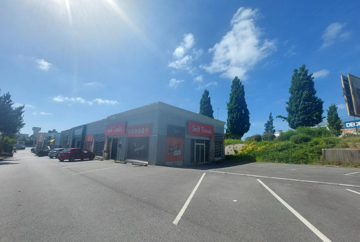 A LOUER – LOCAL COMMERCIAL – 300 m² – LORIENT ZONE COMMERCIALE