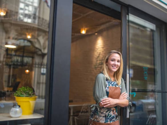 A VENDRE – Murs commerciaux + appartement à rénover – Centre-ville d’une Petite Cité de Caractère