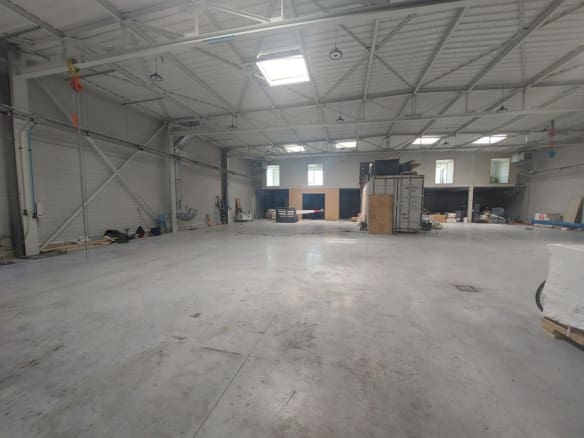 A LOUER – LOCAL 900 m²- LORIENT LA BASE