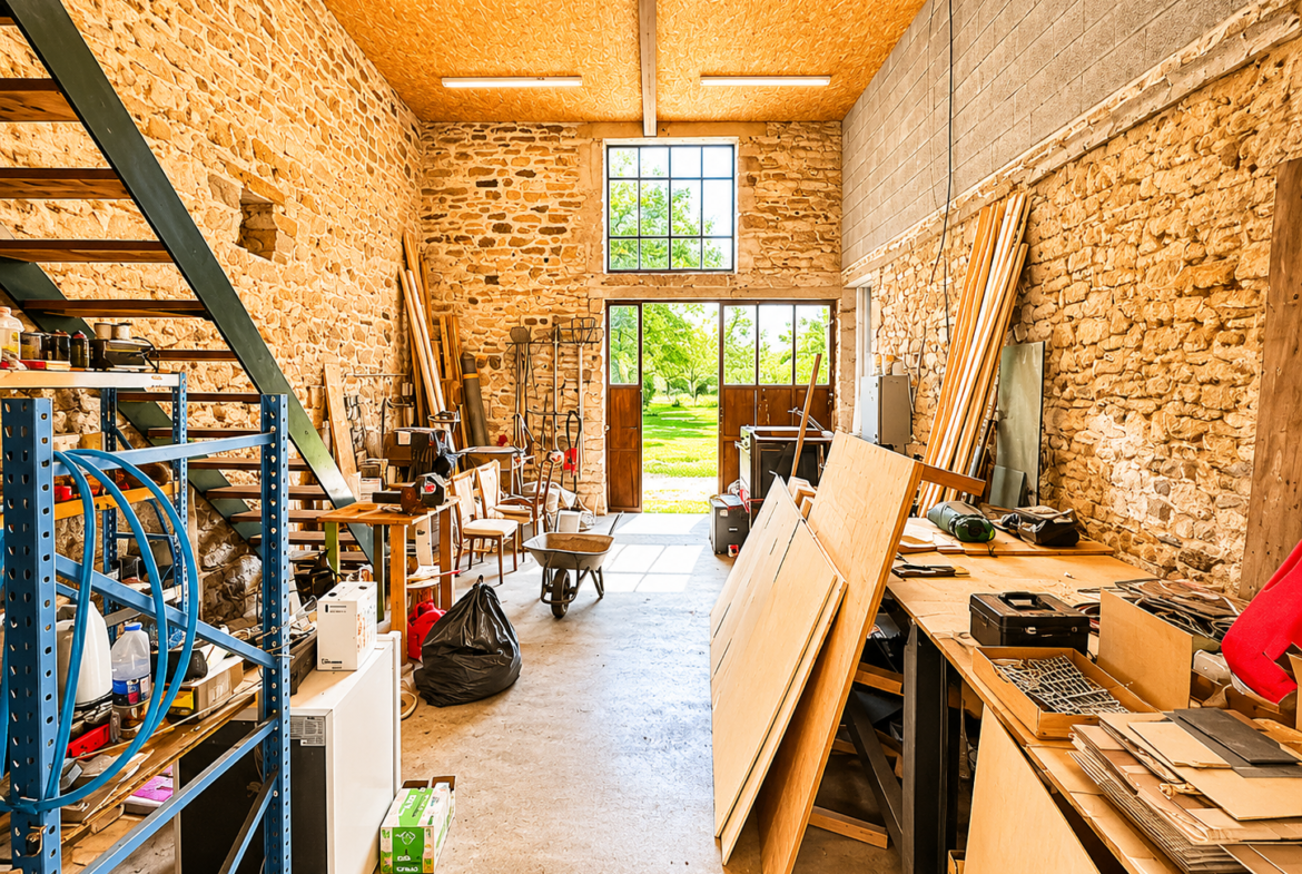 Maison de charme en pierre 7 pièces avec dépendance -atelier- four a pains et puits