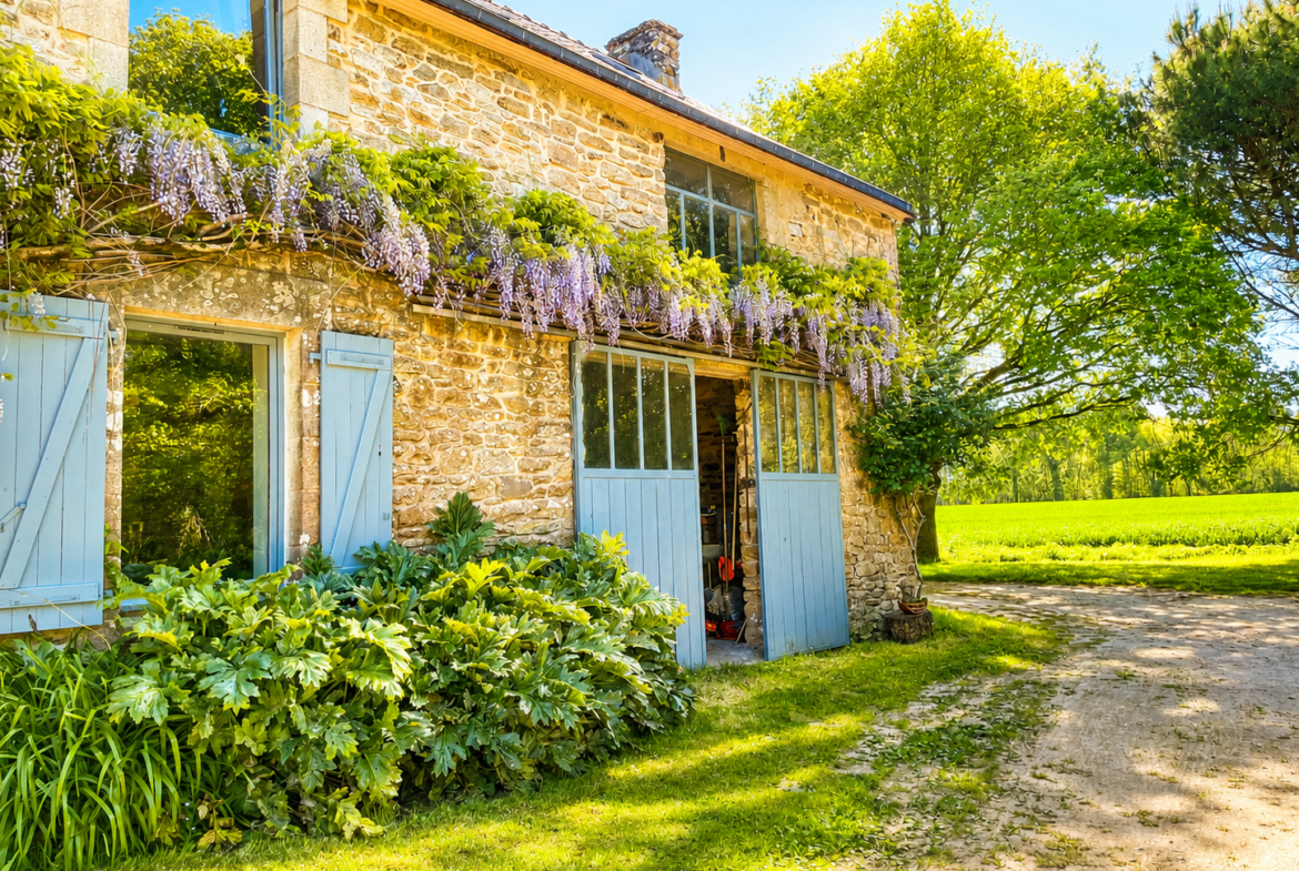 Maison de charme en pierre 7 pièces avec dépendance -atelier- four a pains et puits