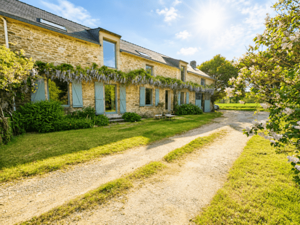Maison de charme en pierre 7 pièces avec dépendance -atelier- four a pains et puits