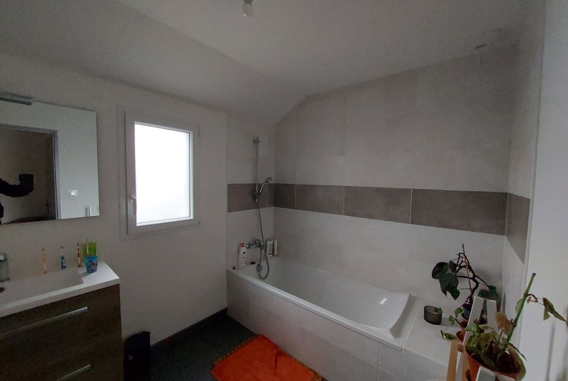 A LOUER – MAISON F 5 – 101.6 m² – SURZUR