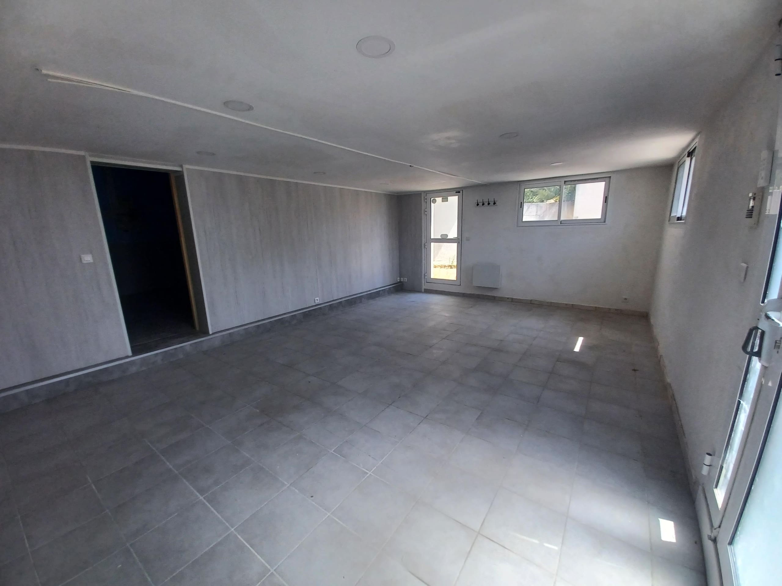3 A LOUER – LOCAL COMMERCIAL – 97m² – LORIENT