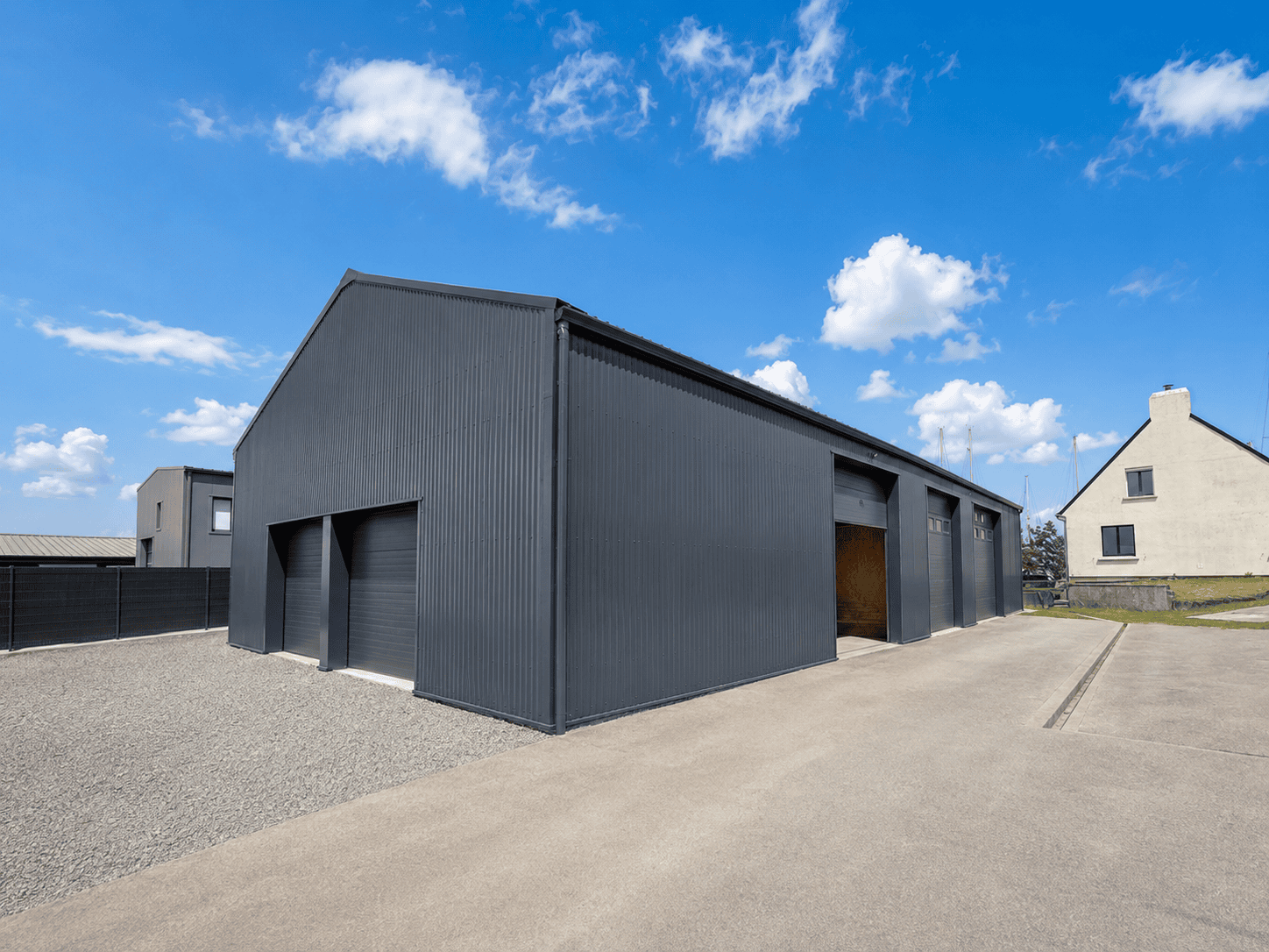 A VENDRE – LOCAL ACTIVITE + MAISON – ARZON