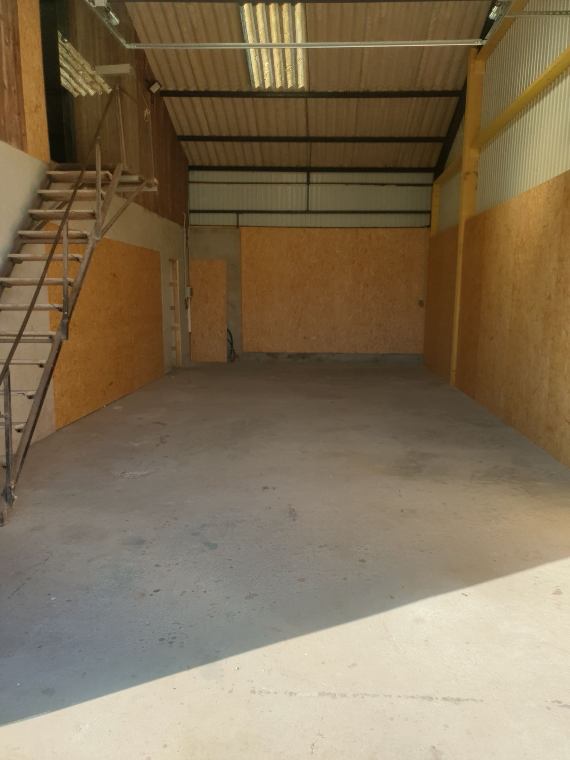 A VENDRE – LOCAL ACTIVITE + MAISON – ARZON