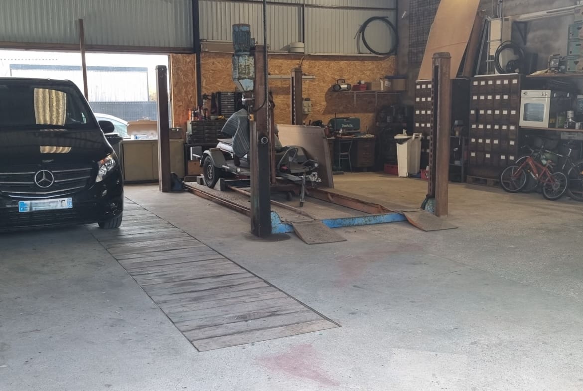 A VENDRE – LOCAL ACTIVITE + MAISON – ARZON