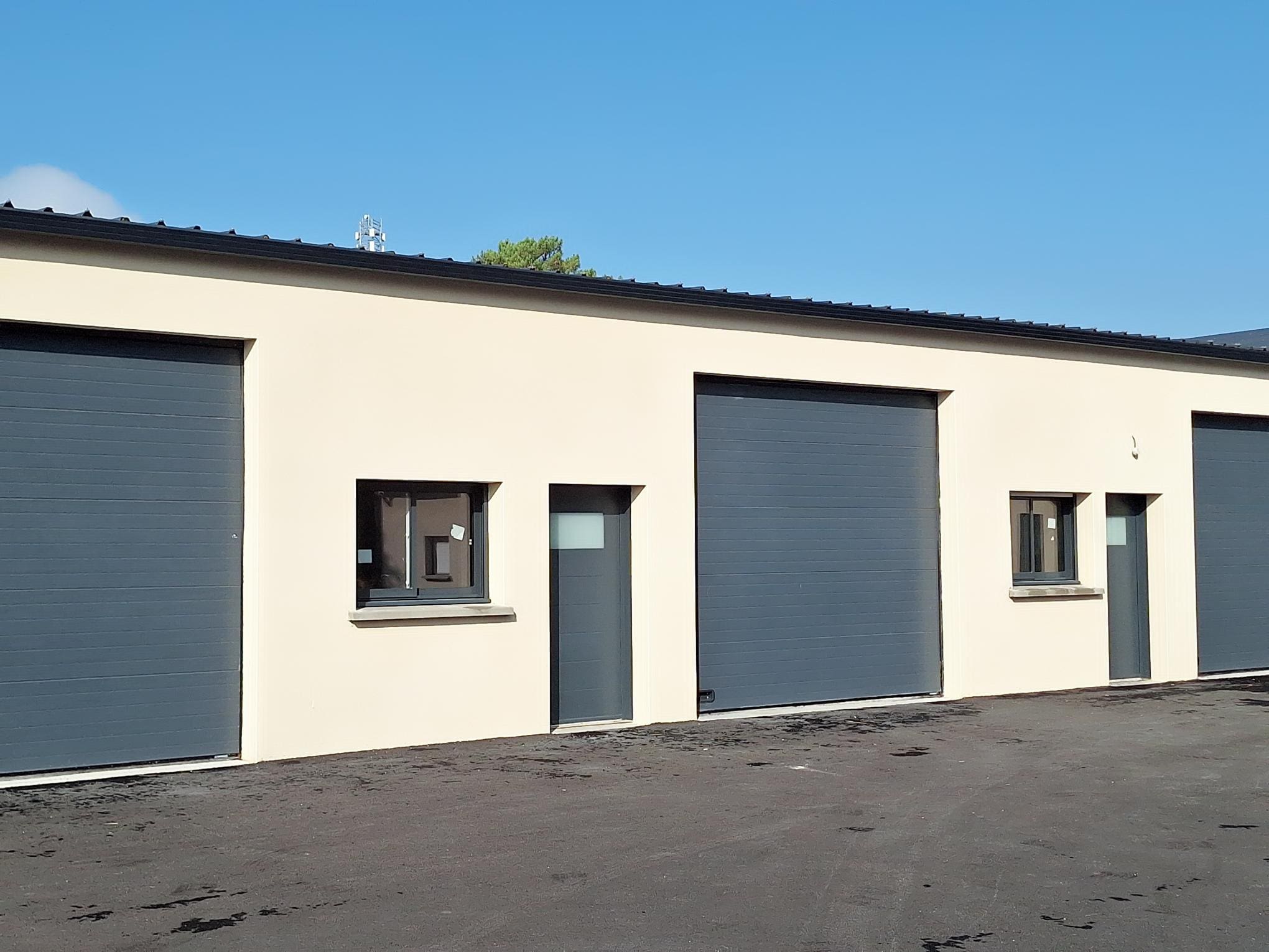 LOCAL D’ACTIVITÉ à partir de 140 m² – BREC’H proche voie express RN 165