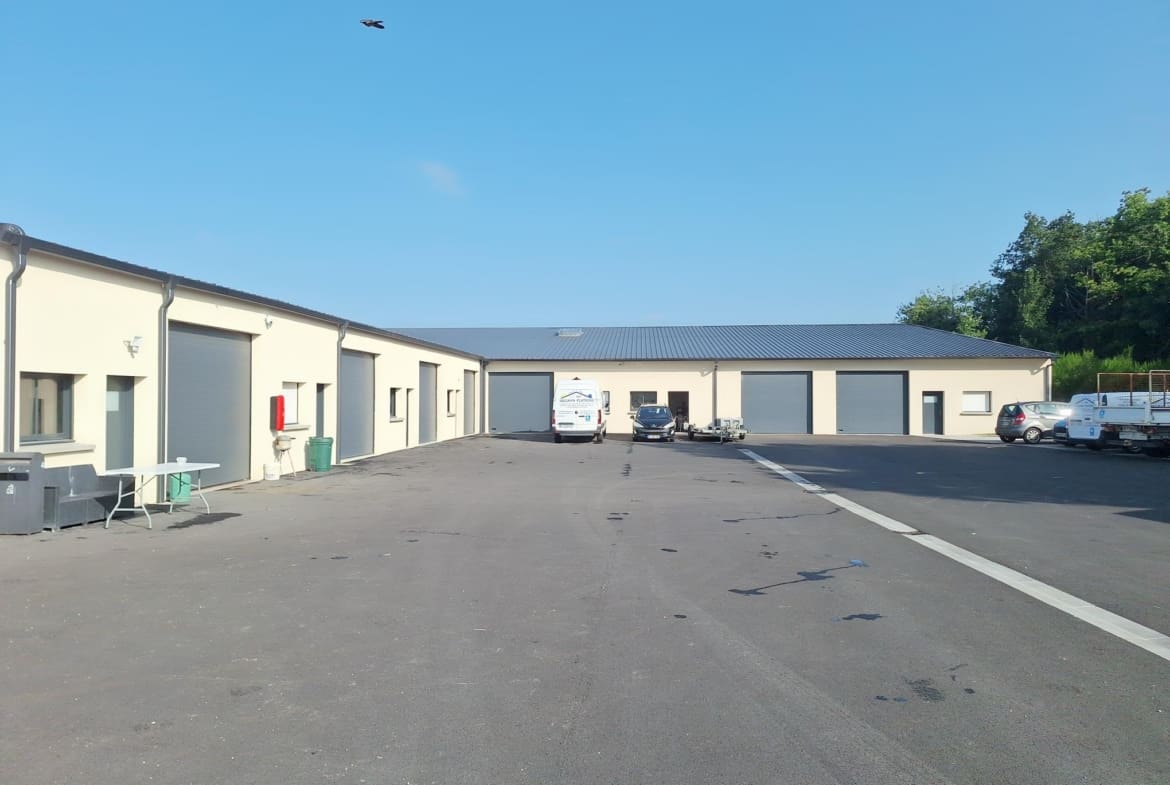 LOCAL D’ACTIVITÉ à partir de 140 m² – BREC’H proche voie express RN 165