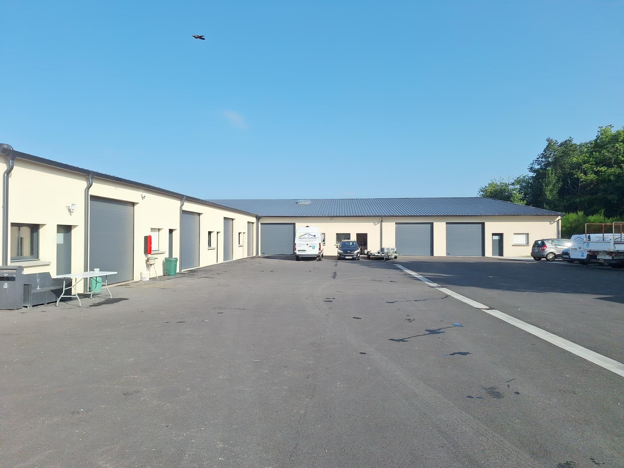 LOCAL D’ACTIVITÉ à partir de 140 m² – BREC’H proche voie express RN 165