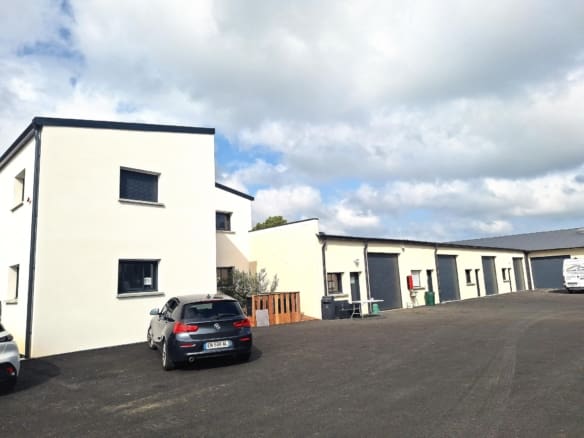 LOCAL D’ACTIVITÉ à partir de 140 m² – BREC’H proche voie express RN 165