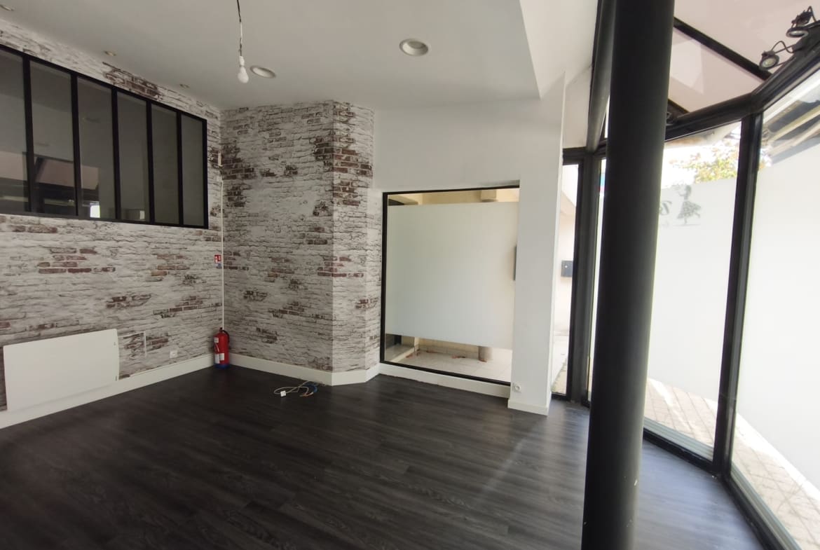 A LOUER – LOCAL COMMERCIAL 68 m² – GUIDEL