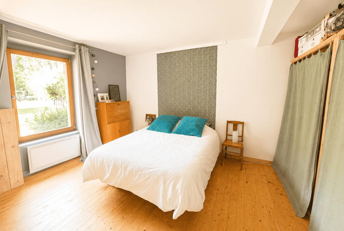 Maison de charme en pierre 7 pièces avec dépendance -atelier – four a pains et puits