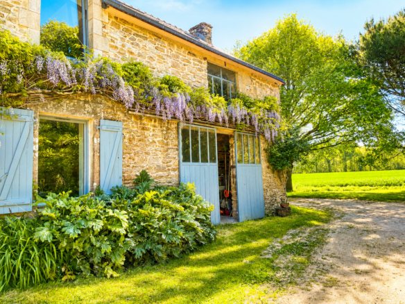 Maison de charme en pierre 7 pièces avec dépendance -atelier – four a pains et puits