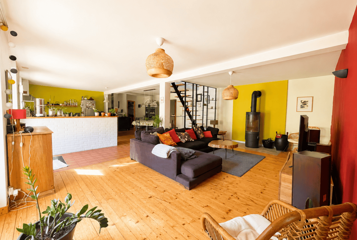 Maison de charme en pierre 7 pièces avec dépendance -atelier – four a pains et puits