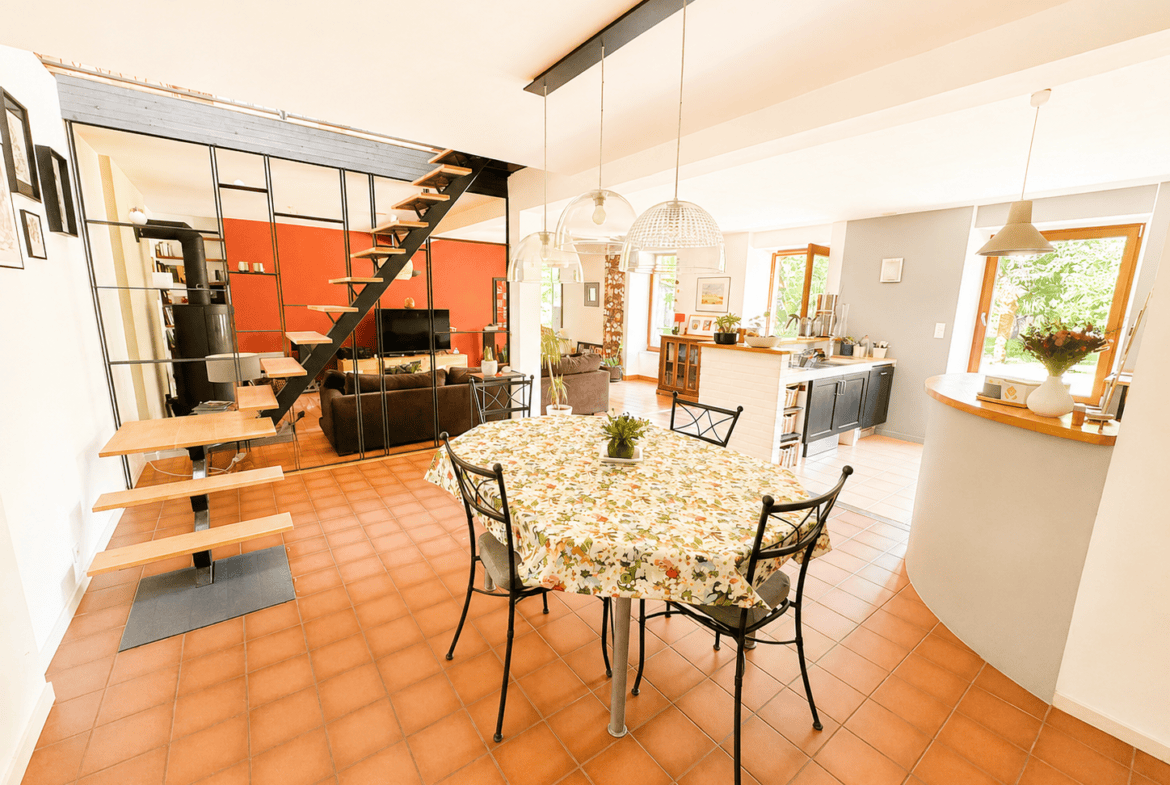 Maison de charme en pierre 7 pièces avec dépendance -atelier – four a pains et puits