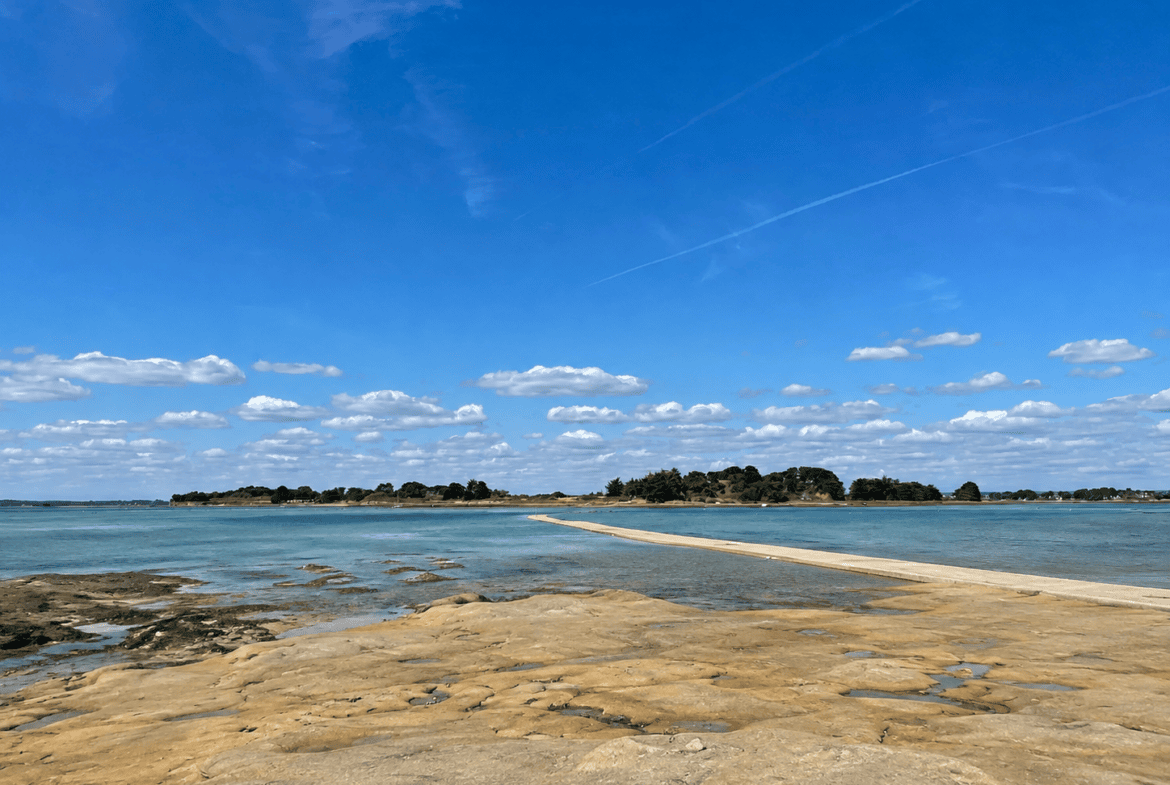 SAINT-ARMEL – Maison en pierre à 100 m à pied de la plage et de la mer – Grand Jardin