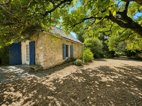 SAINT-ARMEL – Maison en pierre à 100 m à pied de la plage et de la mer – Grand Jardin
