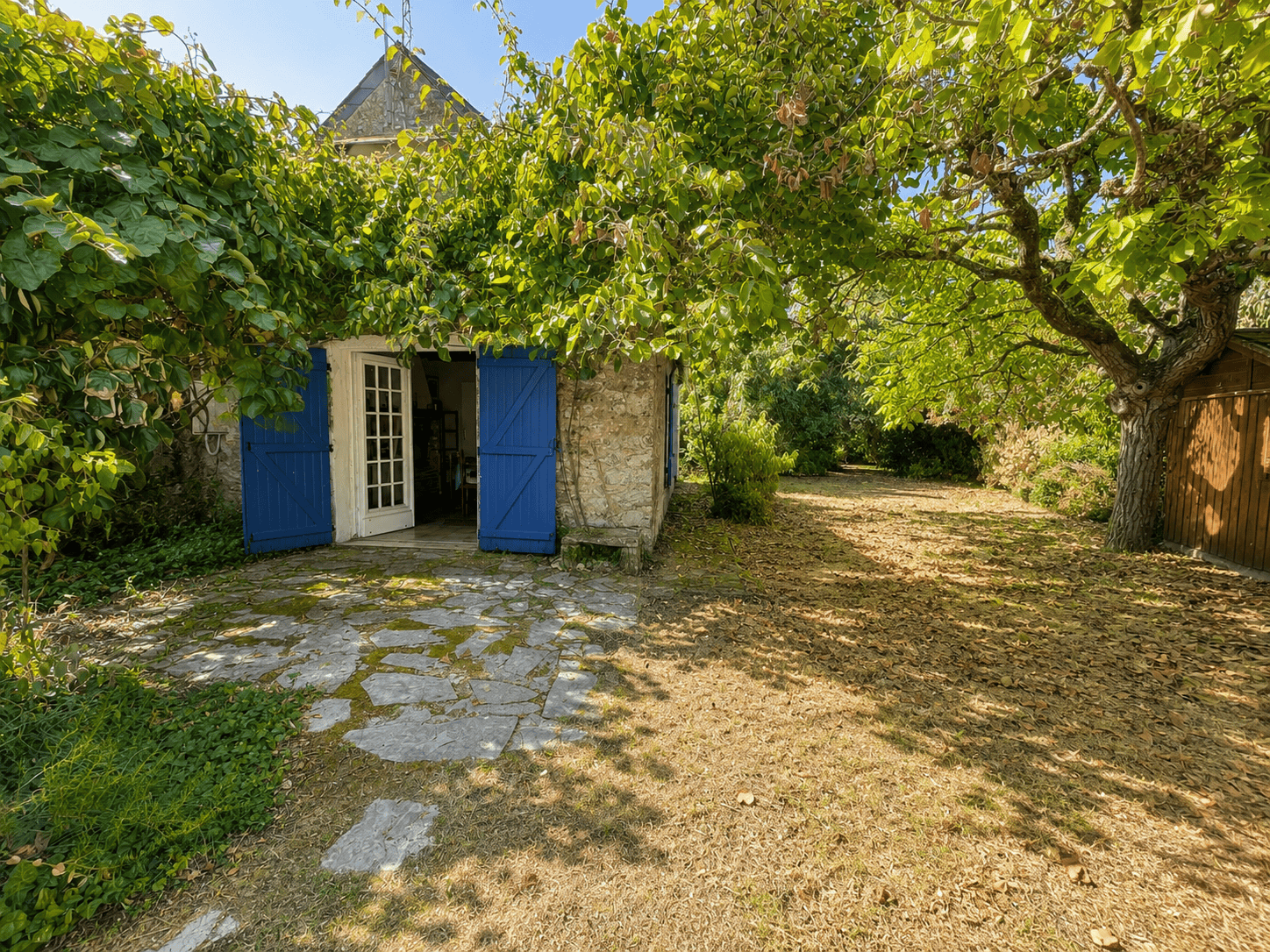 SAINT-ARMEL – Maison en pierre à 100 m à pied de la plage et de la mer – Grand Jardin