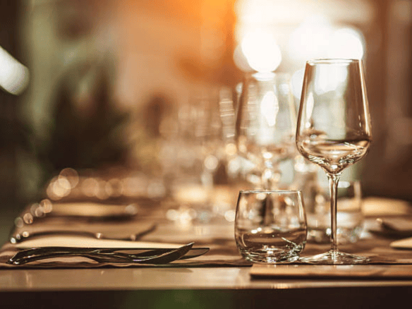 À VENDRE – Fonds de commerce de restaurant – Concept culinaire original au coeur du centre historique de Vannes !!!