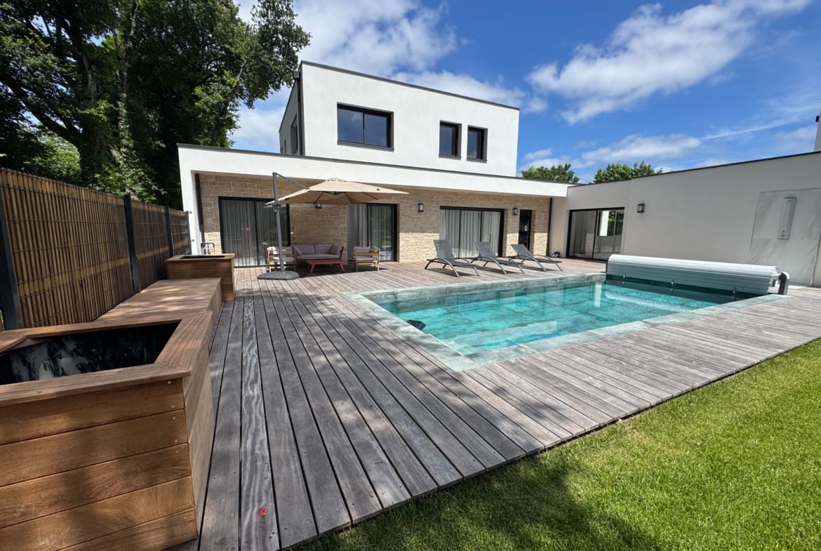 Maison Saint Ave 7 pièce(s) 222.83 m²