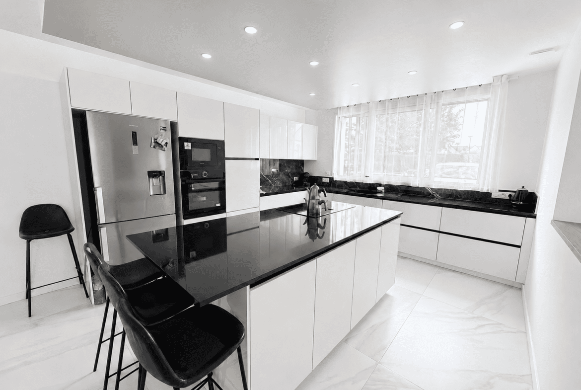 Maison Saint Ave 7 pièce(s) 222.83 m²