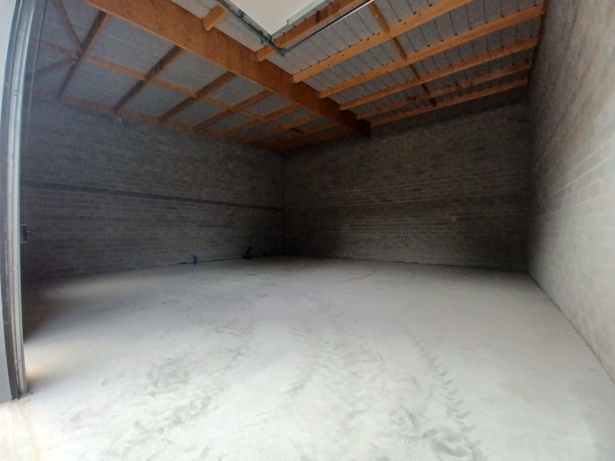 20260929_094622 A LOUER – LOCAL D’ACTIVITE 160 m² – CLEGUER