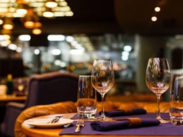 A VENDRE – BAR-BRASSERIE – EMPLACEMENT DE PREMIER ORDRE – À QUELQUES MINUTES DE VANNES
