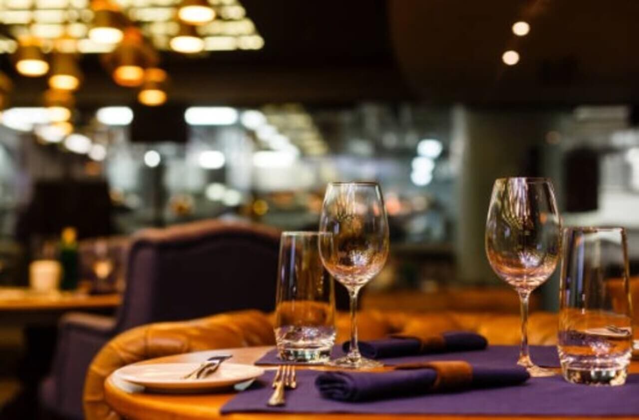 A VENDRE – BAR-BRASSERIE – EMPLACEMENT DE PREMIER ORDRE – À QUELQUES MINUTES DE VANNES