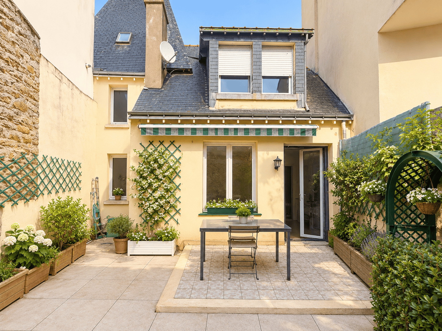 H AURAY / IMMEUBLE EN PLEINE PROPRIÉTÉ / COMMERCE + HABITATION