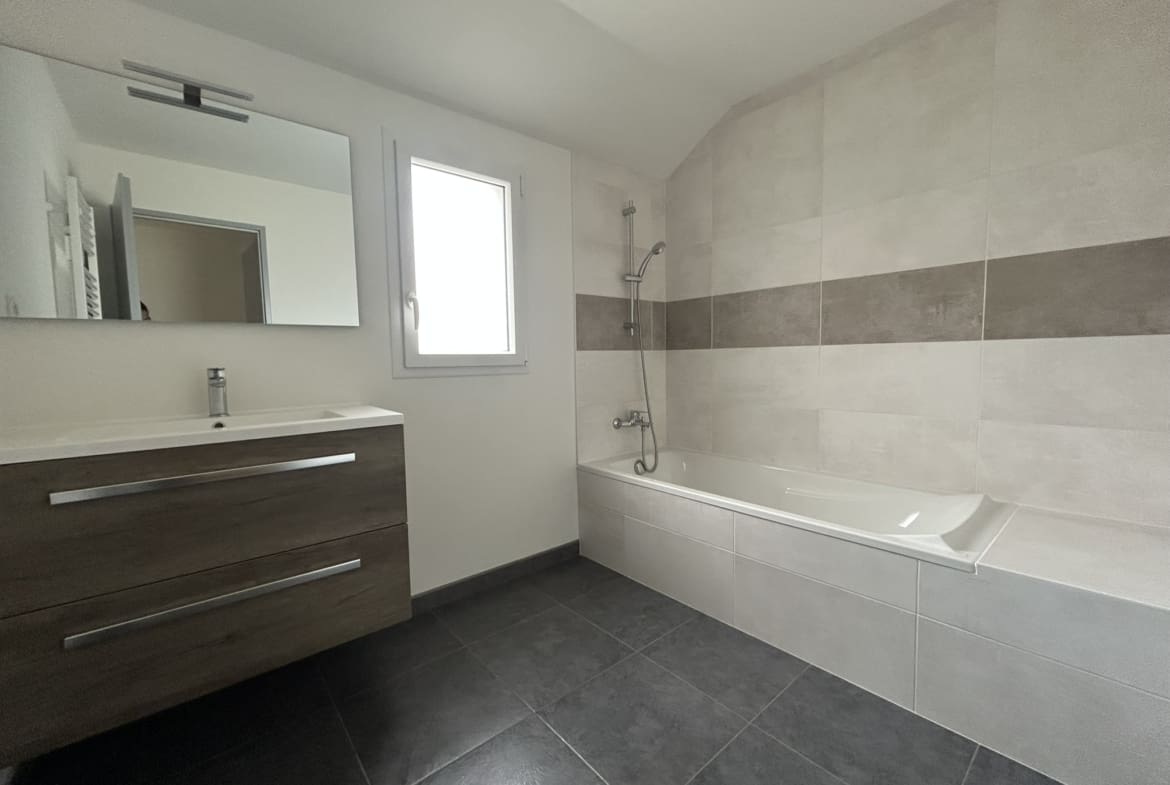 A LOUER – MAISON F 5 – 101.6 m² – SURZUR
