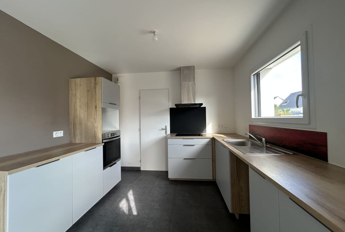 A LOUER – MAISON F 5 – 101.6 m² – SURZUR