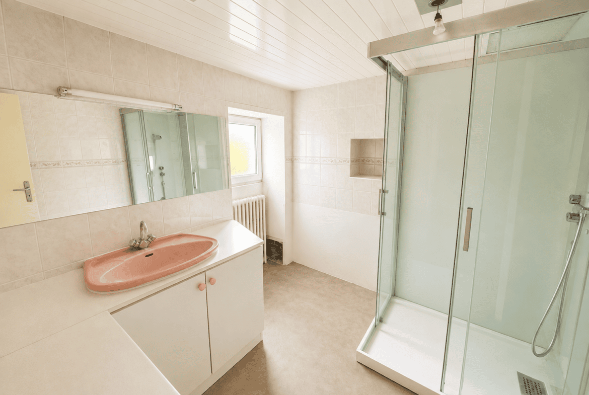 Maison Saint Ave 94.58 m² -maison avec travaux – double garages – gare de vannes et hôpital